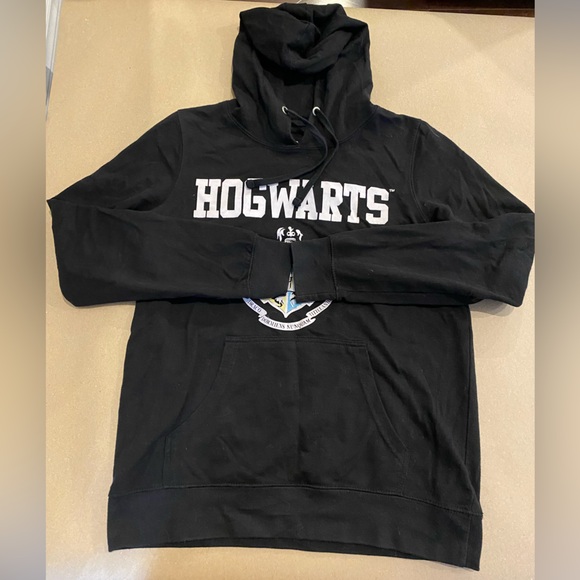 Men’s Size Medium Black Hoodie with Hogwarts and Logo on Front Top Sweater - Picture 7 of 11